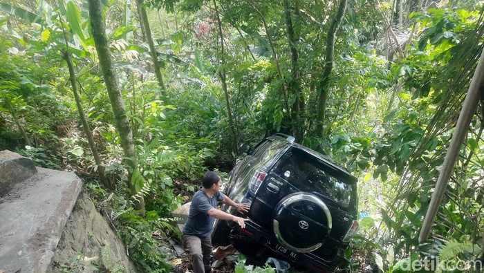 Minibus masuk jurang di Tasikmalaya
