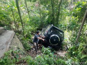 Mau Berobat, Mobil Bawa Pasien di Tasikmalaya Terperosok ke Jurang