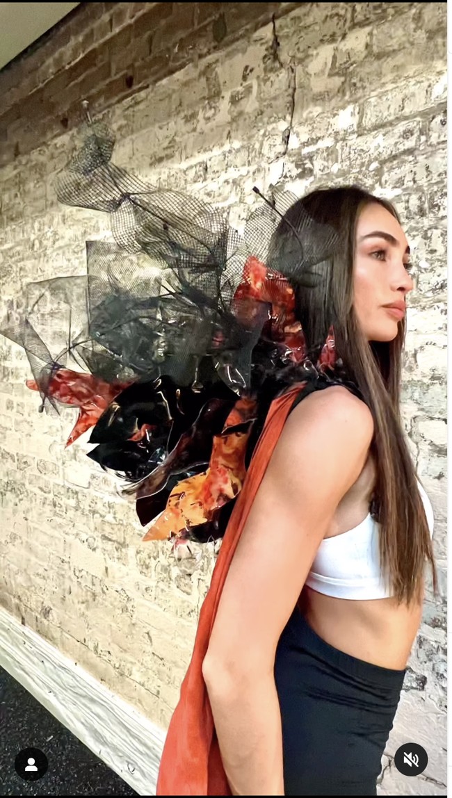 “Dicelup secara ramah lingkungan dan didesain menggunakan botol plastik. Aku mengubah cape ini untuk menunjukkan bagaimana seni bisa dibuat menggunakan barang yang selama ini kita anggap sebagai sampah,” tulis R’Bonney Gabriel yang terpilih sebagai juara Miss Universe 2022. Foto: Instagram