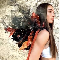 “Dicelup secara ramah lingkungan dan didesain menggunakan botol plastik. Aku mengubah cape ini untuk menunjukkan bagaimana seni bisa dibuat menggunakan barang yang selama ini kita anggap sebagai sampah,” tulis R’Bonney Gabriel yang terpilih sebagai juara Miss Universe 2022. Foto: Instagram