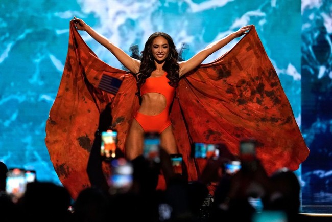 R’Bonney Gabriel sendiri bergelar sarjana desain fashion dari University of North Texas. Wanita 28 tahun itu mengaku sudah tertarik dengan desain busana sejak remaja. Foto: Getty Images