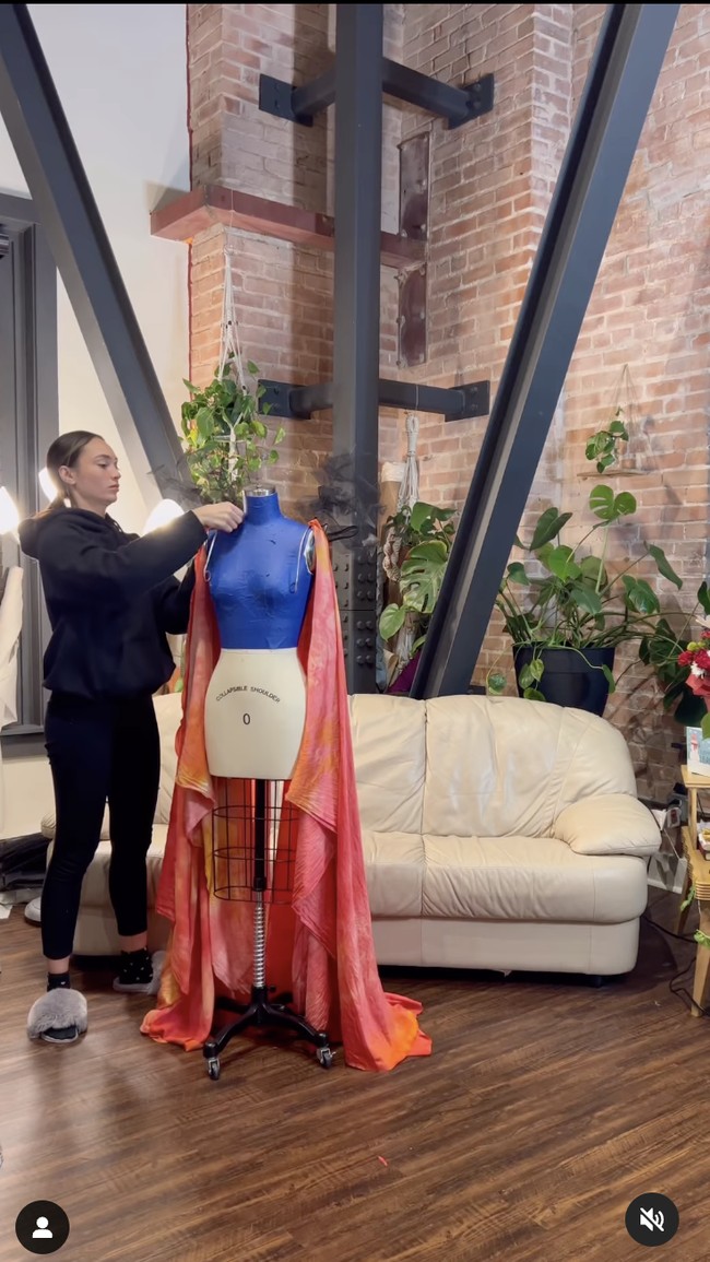 Cape yang dipakai R’Bonney Gabriel di malam final dan saat penjurian Miss Universe 2022 adalah buatannya sendiri. Dalam unggahannya di Instagram, R’Bonney memperlihatkan bagaimana dia membuat cape tersebut. Foto: Instagram