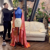 Cape yang dipakai R’Bonney Gabriel di malam final dan saat penjurian Miss Universe 2022 adalah buatannya sendiri. Dalam unggahannya di Instagram, R’Bonney memperlihatkan bagaimana dia membuat cape tersebut. Foto: Instagram