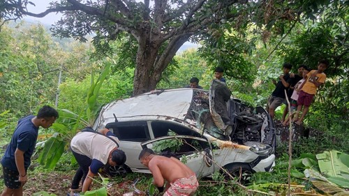 Kondisi mobil WNA rusia yang jatuh ke jurang sedalam 25 meter di Desa Tigawasa, Senin (16/1/2023).