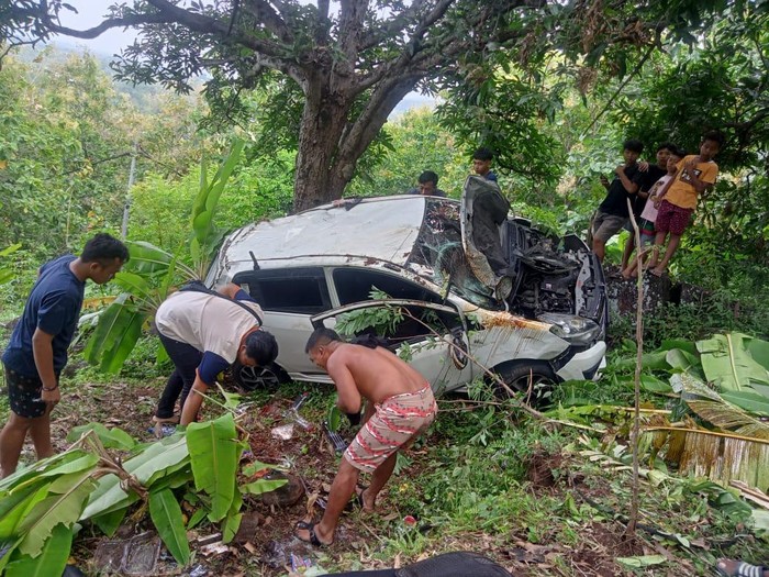 Kondisi mobil WNA rusia yang jatuh ke jurang sedalam 25 meter di Desa Tigawasa, Senin (16/1/2023).