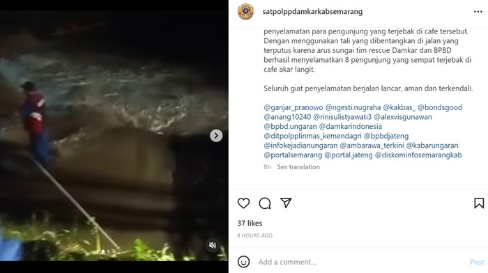 Momen evakuasi pengunjung kafe di Ungaran terjebak banjir bandang, Minggu (15/1/2023).