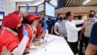 Jokowi juga menyempatkan diri foto bersama sejumlah karyawan restoran cepat saji di mal tersebut.   