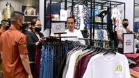 Jokowi yang mengenakan kaus lengan panjang berwarna putih kemudian berkeliling menghampiri beberapa toko sembari berbincang dengan para karyawan di sana.  