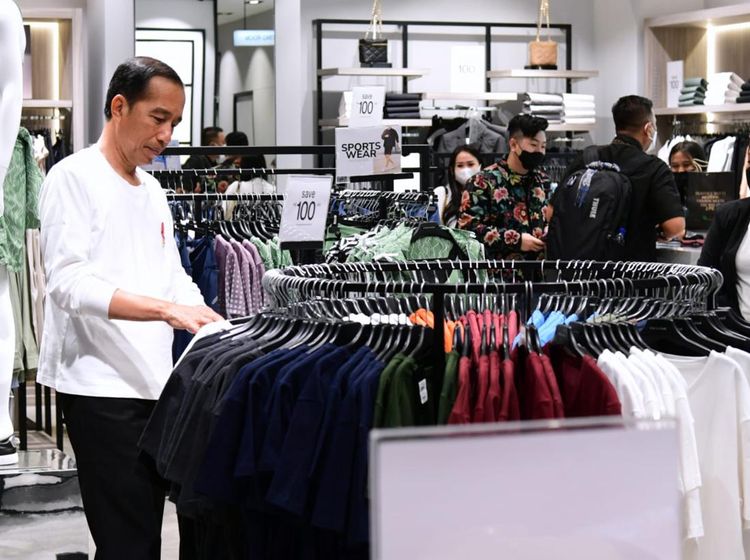 Momen Jokowi Malam-malam Blusukan ke Mal Grand Indonesia
