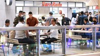 Jokowi terlihat tengah menikmati santapan makan malam di mal.  