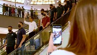 Setelah kurang lebih dua jam mengunjungi Grand Indonesia, kemudian Jokowi kembali menuju Istana Merdeka.  