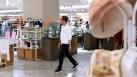 Presiden Joko Widodo (Jokowi) tiba di Mal Grand Indonesia, Jakarta Pusat, Minggu (15/1/2023), sekitar pukul 19.30 WIB.  