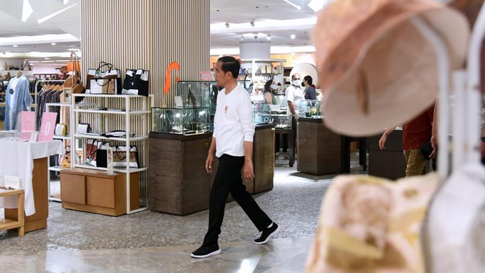 Momen Jokowi Malam-malam Blusukan ke Mal Grand Indonesia Presiden Joko Widodo (Jokowi) kembali mengunjungi pusat perbelanjaan usai pencabutan kebijakan Pemberlakuan Pembatasan Kegiatan Masyarakat (PPKM) di Indonesia beberapa pekan lalu. Jokowi mengecek aktivitas perbelanjaan di Mal Grand Indonesia, Minggu (15/1/2023).