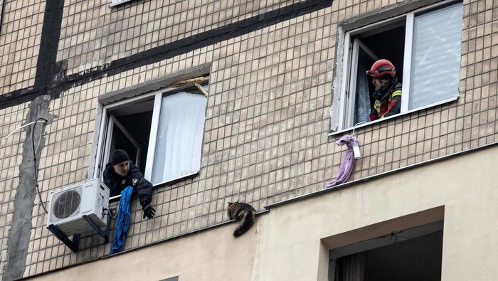Seekor kucing terjebak di apartemen yang rusak terkena rudal Rusia. Begini momen penyelamatannya.