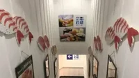 Setiap lorong antara satu ruang pamer dengan ruang lainnya dilengkapi dengan serba serbi sushi. Termasuk ada tempelan udang-udang segar di dindingnya. Foto: Tokyo Fox