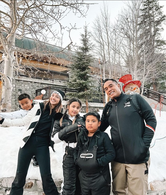 Selama di Amerika Serikat Nia bersama suami dan ketiga anaknya mengunjungi berbagai tempat wisata di sana. Dari foto yang dibagikan tampak Nia dan keluarganya itu bermain ski bersama. Foto: Instagram/@ramadhaniabakrie