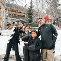 Selama di Amerika Serikat Nia bersama suami dan ketiga anaknya mengunjungi berbagai tempat wisata di sana. Dari foto yang dibagikan tampak Nia dan keluarganya itu bermain ski bersama. Foto: Instagram/@ramadhaniabakrie