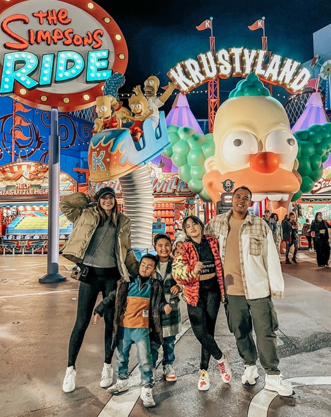 Dari ketiga anaknya, salah satu yang cukup mencuri atensi ialah anak pertama Nia Ramadhani, Mikhayla Bakrie. Sudah beranjak remaja, penampilan Mikhayla tampak begitu styliish, tak kalah dari sang bunda. Foto: Instagram/@ramadhaniabakrie