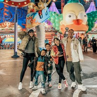 Dari ketiga anaknya, salah satu yang cukup mencuri atensi ialah anak pertama Nia Ramadhani, Mikhayla Bakrie. Sudah beranjak remaja, penampilan Mikhayla tampak begitu styliish, tak kalah dari sang bunda. Foto: Instagram/@ramadhaniabakrie