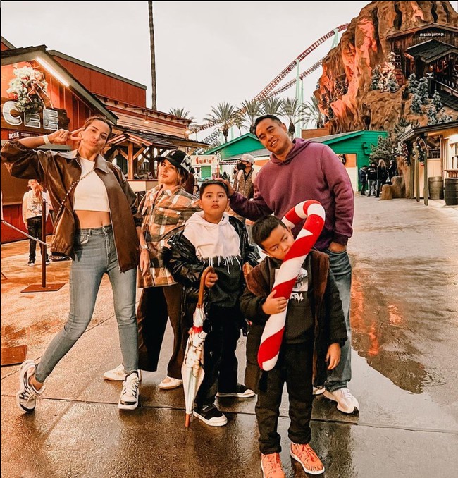 Tak hanya pandai memadu padankan apa yang dikenakannya, Mikhayla juga jago berpose di depan kamera. Tak heran jika kemunculan Mikhayla selalu jadi sorotan. Foto: Instagram/@ramadhaniabakrie