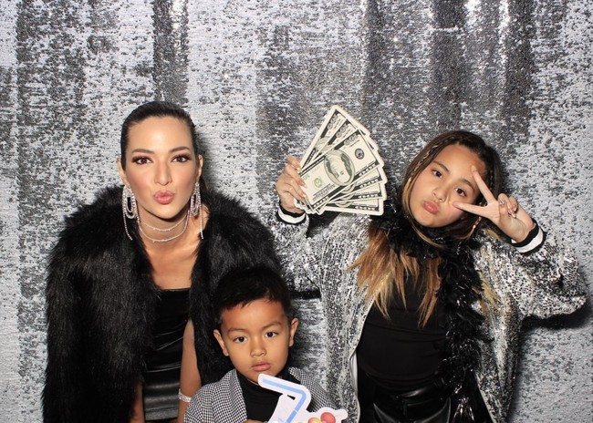 Begini gaya Mikhayla saat berpose bersama sang bunda dan adiknya. memadukan dalaman hitam dengan jaket silver bling-bling yang dikenakannya membuat penampilan Mikhayla tampak begitu stylish. Untuk mempercantik penampilannya, Mikhayla tampak mengepang kedua sisi poni depan rambutnya. Foto: Instagram/@ramadhaniabakrie