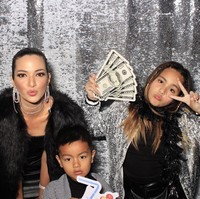 Begini gaya Mikhayla saat berpose bersama sang bunda dan adiknya. memadukan dalaman hitam dengan jaket silver bling-bling yang dikenakannya membuat penampilan Mikhayla tampak begitu stylish. Untuk mempercantik penampilannya, Mikhayla tampak mengepang kedua sisi poni depan rambutnya. Foto: Instagram/@ramadhaniabakrie