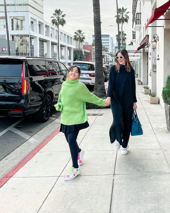 Akrab dan begitu dekat, Nia Ramadhani dan Mikhayla pun tampak seperti bestie alih-alih ibu dan anak. Padahal keduanya sendiri memiliki perbedaan usia yang cukup jauh, yaitu 22 tahun. Nia kini berusia 32 tahun, sementara Mikhayla masih 10 tahun. Foto: Instagram/@ramadhaniabakrie