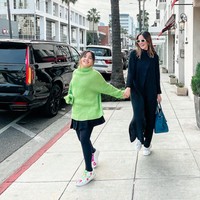 Akrab dan begitu dekat, Nia Ramadhani dan Mikhayla pun tampak seperti bestie alih-alih ibu dan anak. Padahal keduanya sendiri memiliki perbedaan usia yang cukup jauh, yaitu 22 tahun. Nia kini berusia 32 tahun, sementara Mikhayla masih 10 tahun. Foto: Instagram/@ramadhaniabakrie