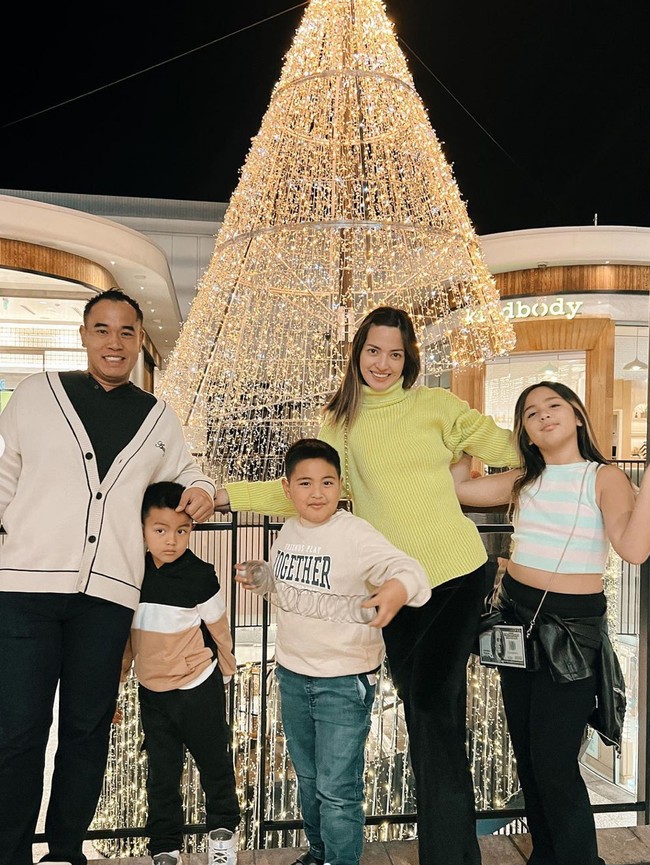 Nia Ramadhani bersama keluarganya diketahui menghabiskan liburan Natal dan Tahun Baru dengan mengunjungi Amerika Serikat. Momen keseruan Nia dan keluarganya selama di Amerika Serikat pun dibagikan Nia ke akun Instagram pribadinya. Foto: Instagram/@ramadhaniabakrie