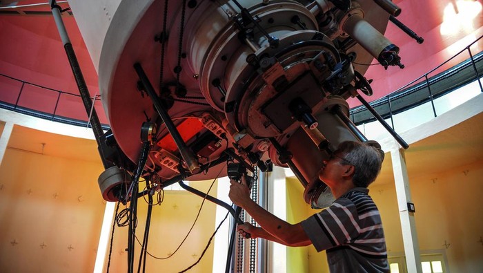 Petugas mengoperasikan teleskop atau teropong bintang di Observatorium Bosscha, Lembang, Kabupaten Bandung Barat, Jawa Barat, Senin (16/1/2023). Observatorium Bosscha yang diresmikan pada 1 Januari 1923 atas prakarsa K.A.R Bosscha bersama Nederlandsch - Indische Sterrenkundige Vereeniging (Perhimpunan Bintang Hindia Belanda) pada tahun ini genap berusia 100 tahun. ANTARA FOTO/Raisan Al Farisi/rwa.