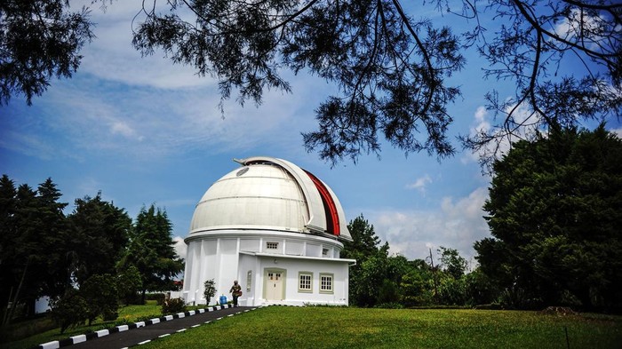 Observatorium Bosscha Bandung Petugas mengoperasikan teleskop atau teropong bintang di Observatorium Bosscha, Lembang, Kabupaten Bandung Barat, Jawa Barat, Senin (16/1/2023). Observatorium Bosscha yang diresmikan pada 1 Januari 1923 atas prakarsa K.A.R Bosscha bersama Nederlandsch - Indische Sterrenkundige Vereeniging (Perhimpunan Bintang Hindia Belanda) pada tahun ini genap berusia 100 tahun. ANTARA FOTO/Raisan Al Farisi/rwa.