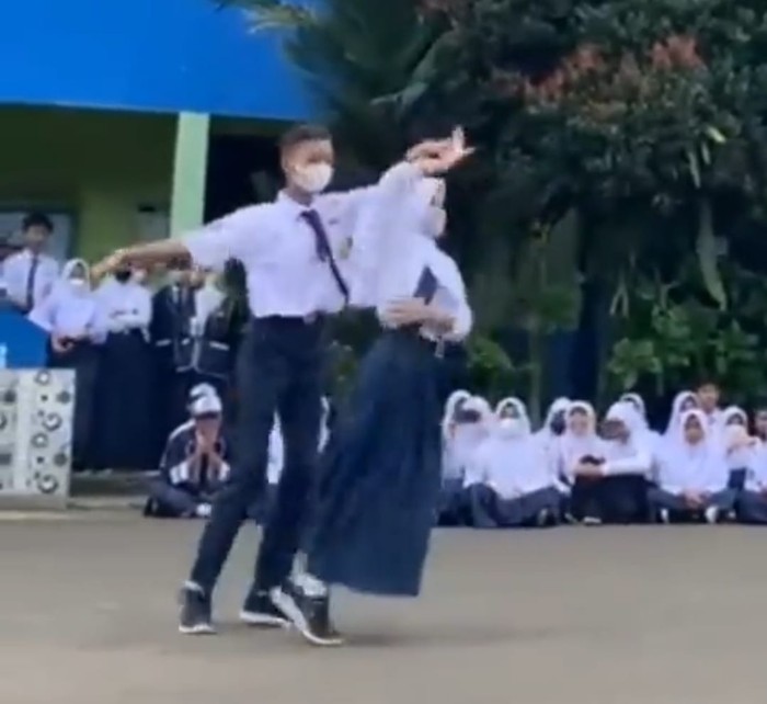 Pasangan siswa-siswi SMPN 1 Ciawi berdansa viral di medsos