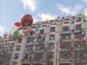 Patung Raksasa Yayoi Kusama Hinggap di Atap Toko Louis Vuitton Paris