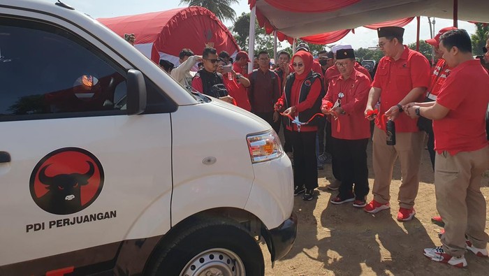 PDIP Luncurkan Mobil Rakyat Saat Hari Jadi ke 50 Wakil Kepala Badan Pemenangan Pemilu DPD PDI Perjuangan Jawa Barat, Muhamad Abdul Azis Sefudin, meluncurkan mobil ambulans di lapang Jagaraksa, Kecamatan Warungkondang, Kabupaten Cianjur, Minggu (15/1/2023).
