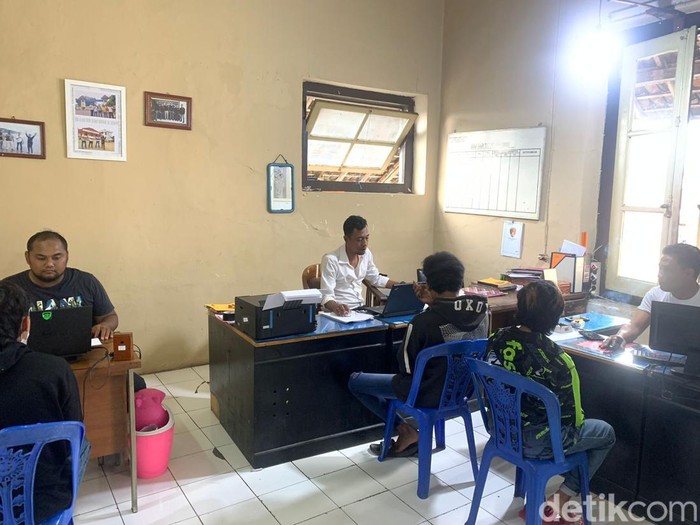 Pelaku pencekokan tuak kepada kucing saat dimintai keterangan Polsek Ambarawa, Senin (16/1/2023).