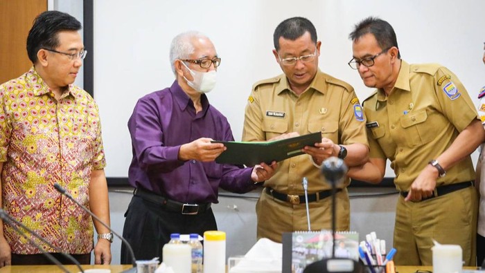 Pemkot Bandung menerima aset tanah seluas 1.018 meter persegi dari pemilik Pasar Induk Caringin.