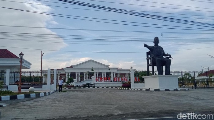 Penampakan Grha Bung Karno Klaten yang rusak. Di antaranya eternit bolong hingga tiang retak ditambal lakban. Foto diambil Senin (16/1/2023).