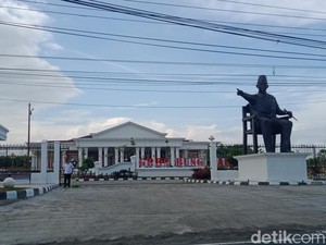 Grha Bung Karno Klaten Rp 90 M Rusak: Eternit Bolong-Tiang Ditambal Lakban
