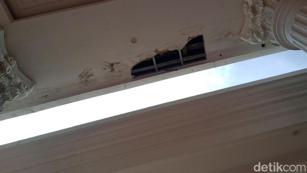 Penampakan Grha Bung Karno Klaten yang rusak. Di antaranya eternit bolong hingga tiang retak ditambal lakban. Foto diambil Senin (16/1/2023).