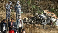 Petugas setempat melaporkan awalnya jumlah korban kecelakaan pesawat ini sebanyak 40 orang. Petugas kembali memperbarui bahwa korban tewas menjadi 68 orang. Reuters/Bijay Neupane  