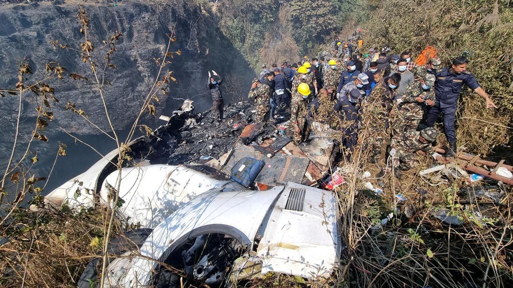 Penampakan Puing-puing Pesawat Jatuh di Nepal yang Tewaskan Puluhan Orang