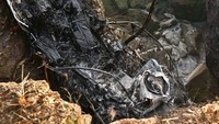 Pejabat kepolisian Ajay K.C menyebut badan pesawat hangus terbakar. Tim penyelamat kesulitan mencapai lokasi yang berada di jurang antara 2 bukit yang dekat dengan bandara. Prakash Mathema/AFP/Getty Images  