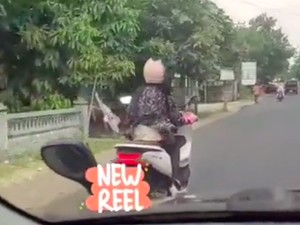 Dear Ukhti, Buang Kebiasaan Tutup Muka Pakai Kerudung saat Motoran Meski Kelihatan