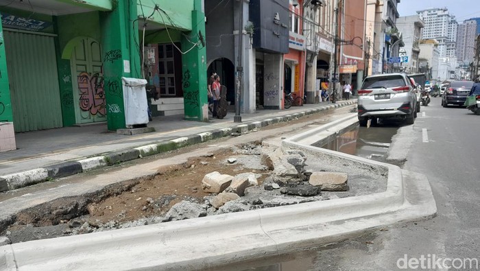 Pengerjaan trotoar jalan di kawasan kota lama Kesawan Medan. (Nizar Aldi/detikSumut)