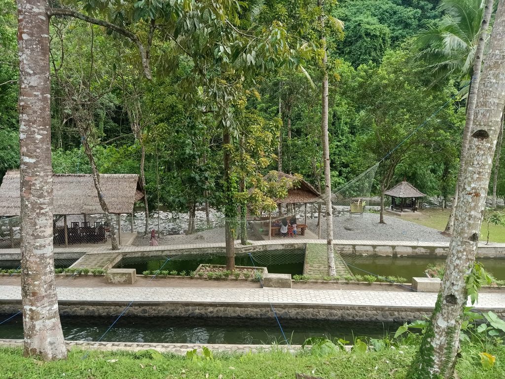 Pengunjung saat menikmati wahana bermain perahu karet di alas utama medewi (AUM) yang berlokasi di Banjar Baler Setra, Desa Medewi, Kecamatan Pekutatan, Kabupaten Jembrana, Minggu (16/1/2023). (I Putu Adi Budiastrawan/detikBali).