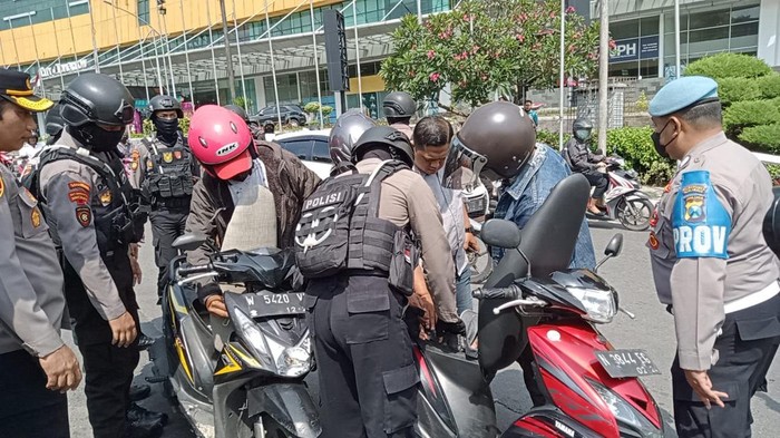 Penyekatan pelat N Bundaran Waru