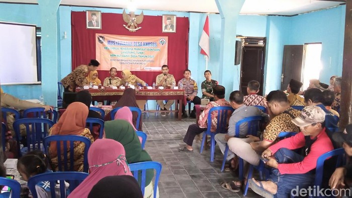 Musdes terkait kasus dugaan tindakan asusila oleh perangkat Desa Guyangan, Kecamatan Purwodadi, Purworejo, Senin (16/1/2023).