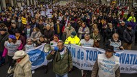 Perawat melakukan unjuk rasa ke jalanan di Madrid, Spanyol, Minggu (15/1/2023). AP Photo/Manu Fernandez