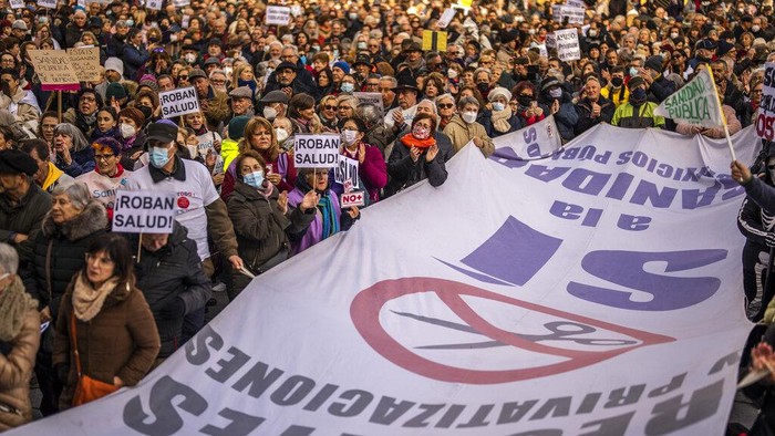 Massa Nakes melakukan unjukrasa ke jalanan Madrid, Spanyol. Mereka meminta pemerintah untuk memperbaiki sistem kesehatan nasional.
