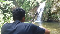 Memandangi keindahan air terjun Dangku